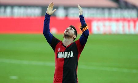 Lionel Messi, aún jugando en Barcelona, le marcó un gol al Osasuna y festejó mostrando la camiseta de Newells que Diego Maradona utilizó cuando pasó por la Lepra en 1993. Lionel Messi, aún jugando en Barcelona, le marcó un gol al Osasuna y festejó mostrando la camiseta de Newells que Diego Maradona utilizó cuando pasó por la Lepra en 1993.
