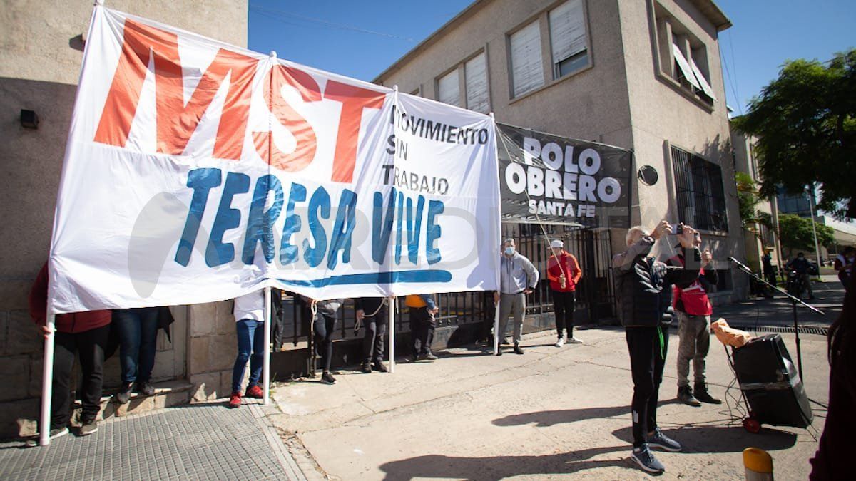 Grandes pancartas que representan a diferentes organizaciones, ilustraron la manifestación.