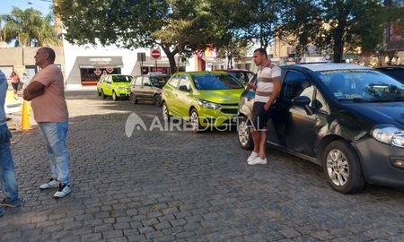 Choferes protestan contras las aplicaciones de transporte de pasajeros que funcionan en Santa Fe sin regulación. Choferes protestan contras las aplicaciones de transporte de pasajeros que funcionan en Santa Fe sin regulación.