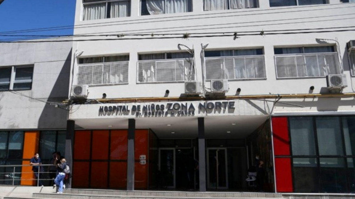 La menor fue derivada al Hospital de Niños Zona Norte de Rosario, donde confirmaron que la lesión era compatible con un disparo de arma de fuego. La menor fue derivada al Hospital de Niños Zona Norte de Rosario, donde confirmaron que la lesión era compatible con un disparo de arma de fuego.