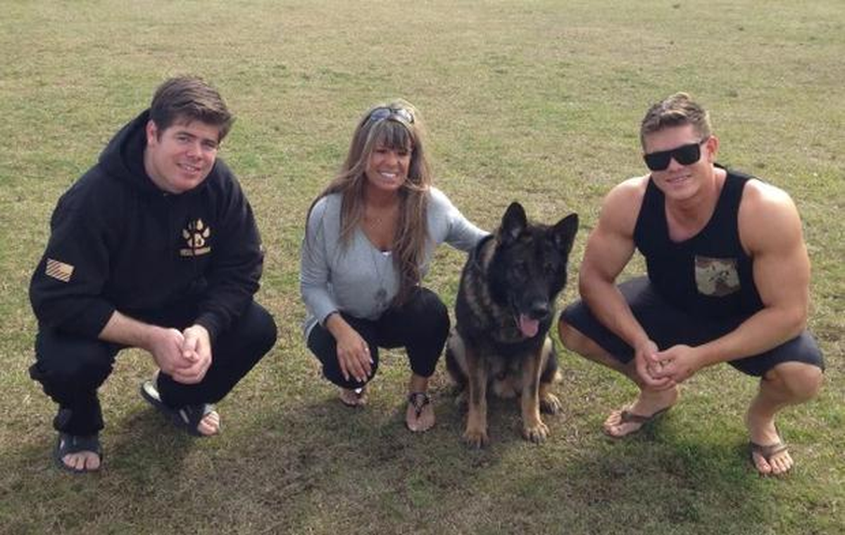 Tammie Ashley, sus dos hijos sobrevivientes y Sirius.