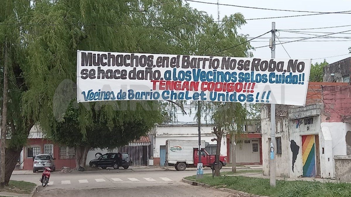 El pasacalle que colgaron los vecinos.