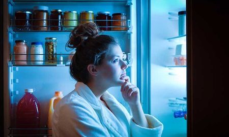 Estos son los alimentos que nunca debes comer de noche