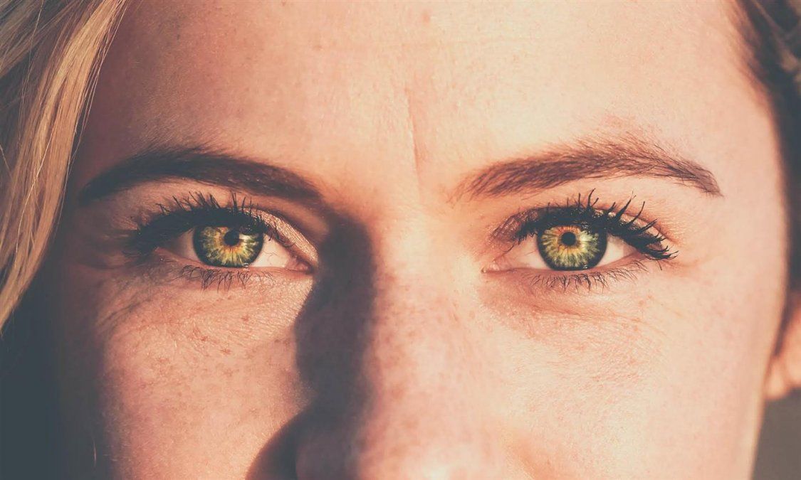 ¿Por qué cambian de color los ojos de algunas personas?