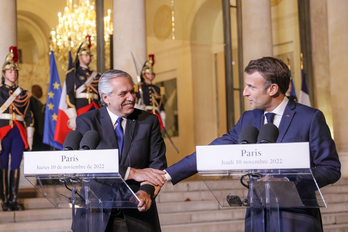 Alberto Fernández se reunió con Emmanuel Macron en Francia y lo invitó a visitar la Argentina