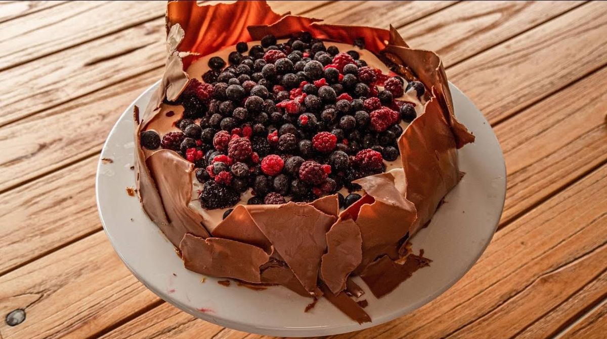 Torta amarga de chocolate y frutos rojos