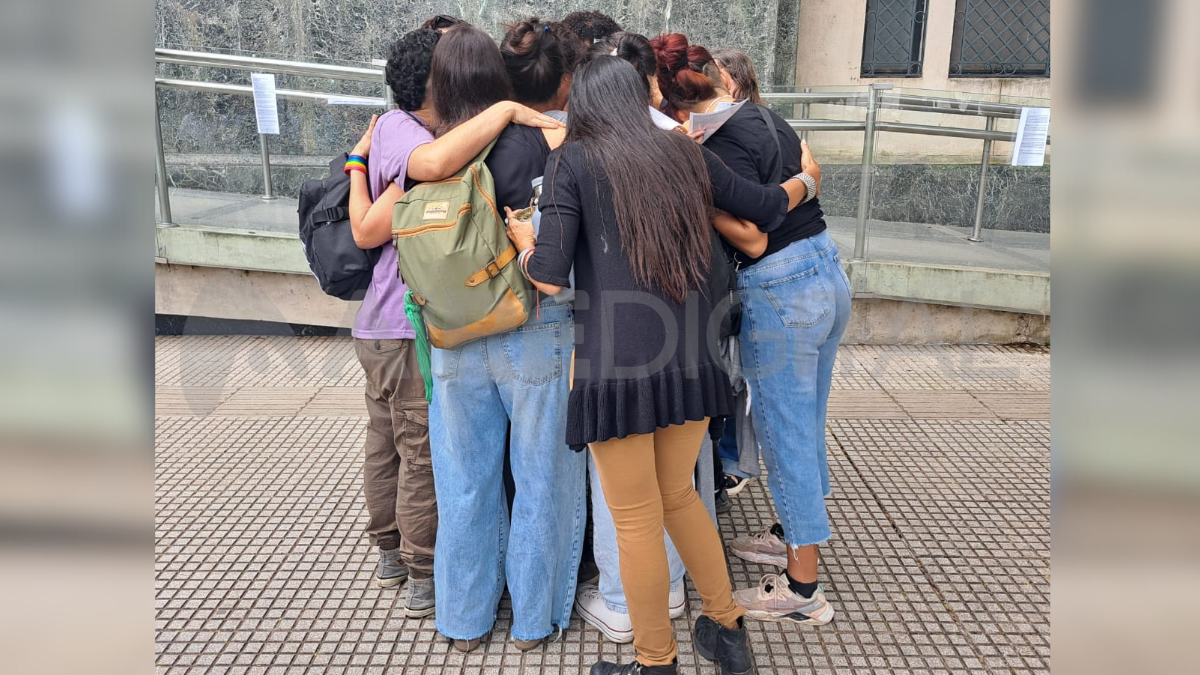 Familiares y allegados a Lorena acompañaron el desarrollo de la audiencia desde la puerta de Tribunales Familiares y allegados a Lorena acompañaron el desarrollo de la audiencia desde la puerta de Tribunales