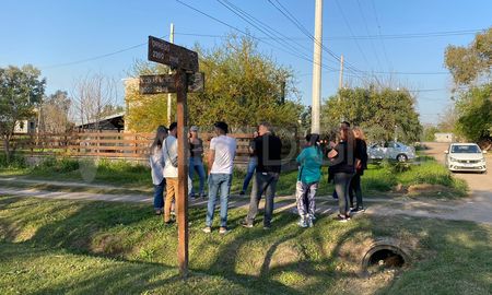 Los vecinos se concentraron frente a la sede de la Empresa Provincial de Energia (EPE) de la vecina ciudad. Los vecinos se concentraron frente a la sede de la Empresa Provincial de Energia (EPE) de la vecina ciudad.