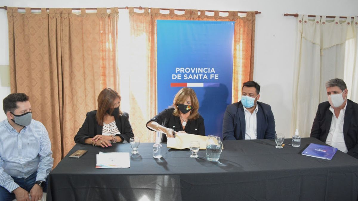 Participaron del acto, la presidenta del concejo Gabriela Solano y sus pares Rodrigo Alvizo, Julián Ilchischen, la concejala MC Rosana Zamora, autoridades de ASSA, representantes de la Asociación Civil sin fines de lucro San Ignacio de Loyola y vecinos.