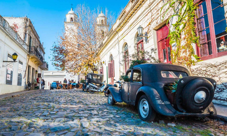 El diseño urbano de Colonia del Sacramento refleja la disputa entre las coronas de España y Portugal, fusionando estilos arquitectónicos que la UNESCO protege como herencia mundial. El diseño urbano de Colonia del Sacramento refleja la disputa entre las coronas de España y Portugal, fusionando estilos arquitectónicos que la UNESCO protege como herencia mundial.