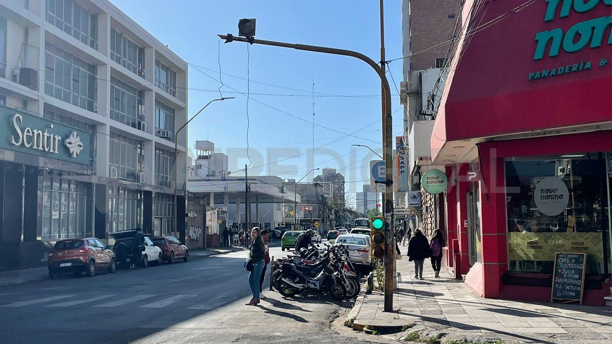 Semáforo caído en pleno centro de Santa Fe: tras la difusión del problema