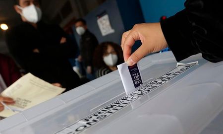 Este sábado comenzaron las votaciones en Chile, y se extenderán hasta mañana de 8 a 18 hs. Se eligen 155 convencionales constituyentes para reformar la Constitución Nacional. Este sábado comenzaron las votaciones en Chile, y se extenderán hasta mañana de 8 a 18 hs. Se eligen 155 convencionales constituyentes para reformar la Constitución Nacional.
