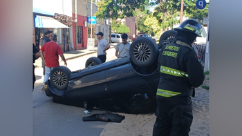 Accidente en San José del Rincón: perdió el control, chocó contra un auto estacionado y volcó.