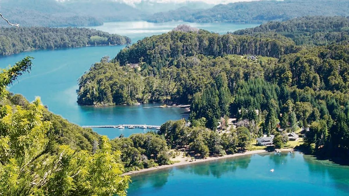El entorno del Nahuel Huapi y los circuitos de montaña convierten a la ciudad en un clásico del turismo patagónico. El entorno del Nahuel Huapi y los circuitos de montaña convierten a la ciudad en un clásico del turismo patagónico.