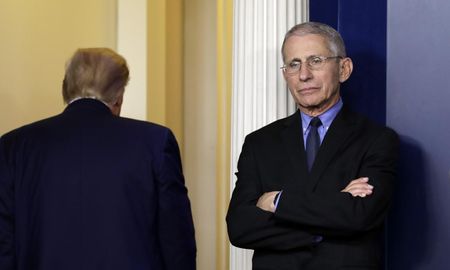 Sus opiniones honestas sobre los primeros fracasos de Estados Unidos para hacer frente al virus llevaron a Fauci a un conflicto con el expresidente Donald Trump. Sus opiniones honestas sobre los primeros fracasos de Estados Unidos para hacer frente al virus llevaron a Fauci a un conflicto con el expresidente Donald Trump.