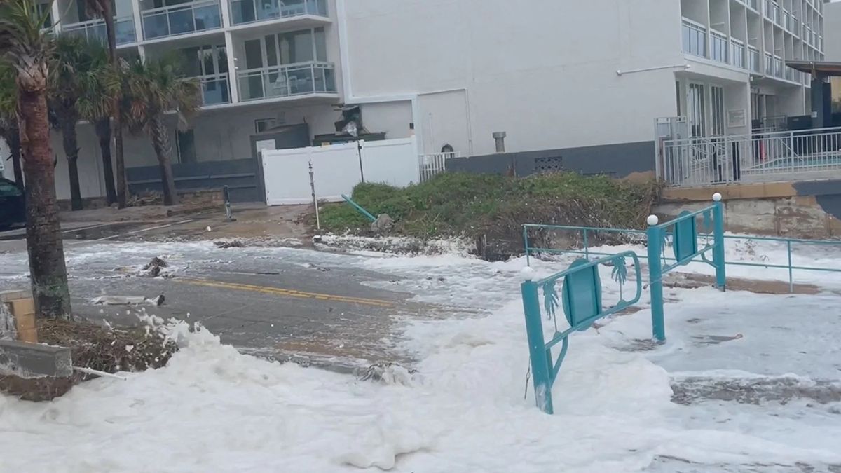 {altText(<p>El huracán Nicole tocó tierra en Florida.<a aria-label=