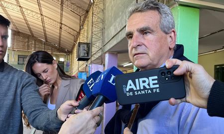 Agustín Rossi votó este domingo y esperará los resultados en la ciudad de Rosario. Agustín Rossi votó este domingo y esperará los resultados en la ciudad de Rosario.