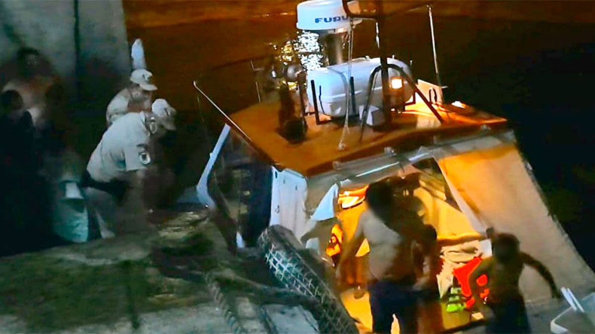 Los náufragos nadaron y patalearon hasta que llegaron a unos 1.000 metros de la costa y los vieron.