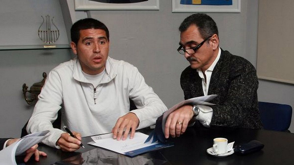 Juan Román Riquelme junto a su representante, Daniel Bolotnicoff, el mismo que maneja actualmente la carrera de Rodrigo Aliendro.