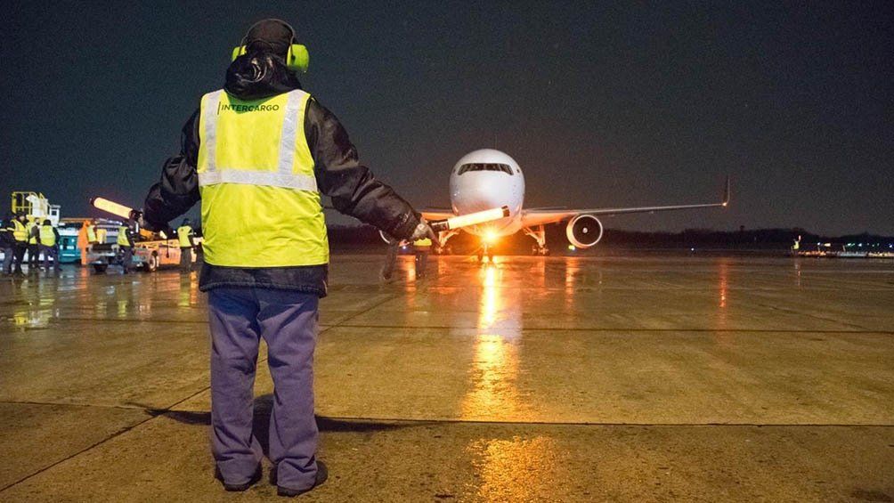 Las 1.349.700 vacunas de AstraZeneca que llegaron en el operativo que compartió Télam se transportaron en siete pallets.