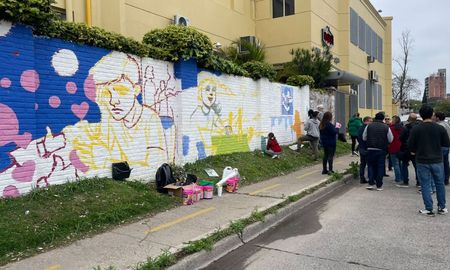 Estudiantes pintan un mural en el puerto para visibilizar la salud mental adolescente. Estudiantes pintan un mural en el puerto para visibilizar la salud mental adolescente.