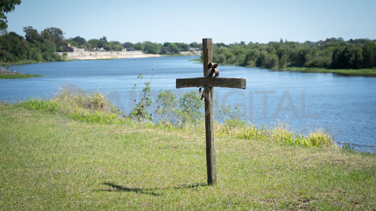 Las cruces señalan el lugar en el que estaban las tres iglesias que se llevó la erosión del río.