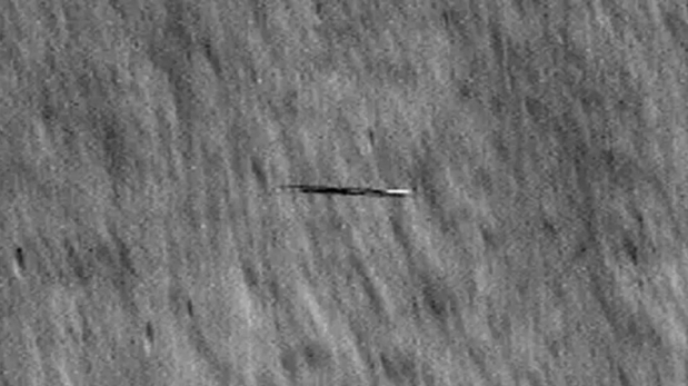 La NASA localizó un misterioso objeto en forma de tabla de surf cerca de la Luna