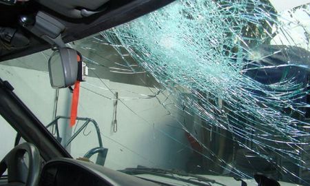 le grito desde el auto move el culito, mamita y ella le destrozo el parabrisas a piedrazos