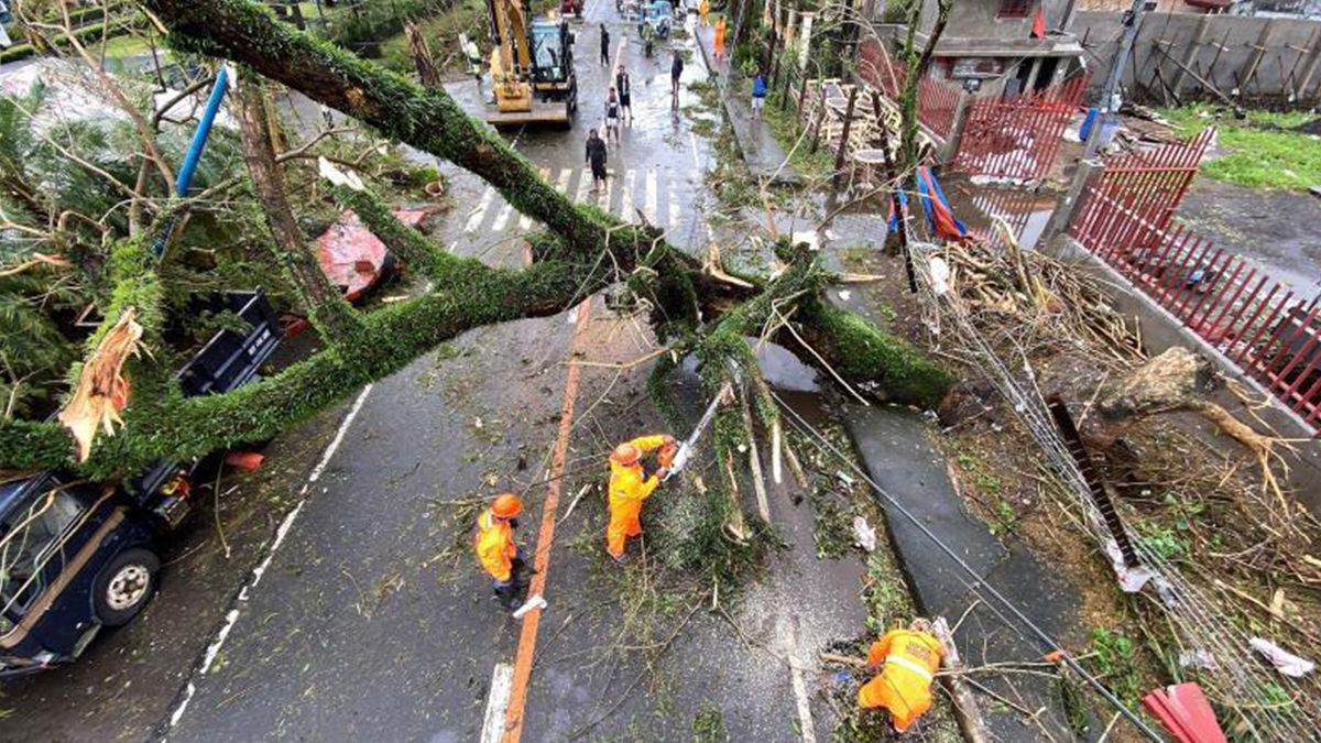 El sistema tormentoso que acompaña al tifón - conocido también como 'Rolly' por la población local - podría acabar afectando a 31 millones de personas y sus vientos sostenidos de 215 kilómetros por hora (con máximos de 295) han causado ya al menos tres graves deslizamientos de tierra.