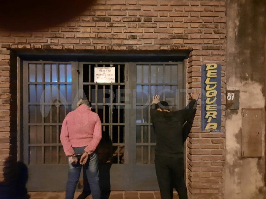 Este sábado detuvieron a M.C. de 25 años por quinta vez por diferentes delitos. En esta oportunidad, junto a su hermano entraron a robar a una peluquería del barrio Centenario.