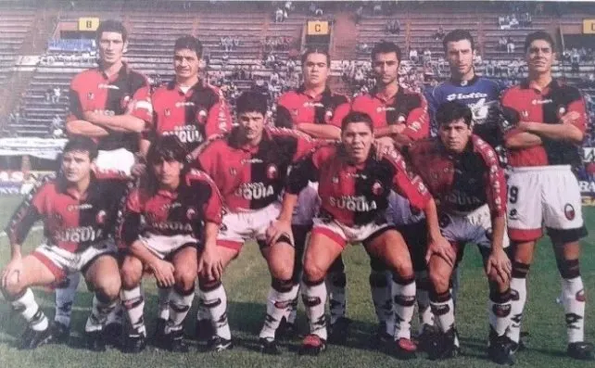 Hernán Suárez jugando de titular en Colón. En la foto está arriba entre Pedro Uliambre y Luis Medero. Hernán Suárez jugando de titular en Colón. En la foto está arriba entre Pedro Uliambre y Luis Medero.