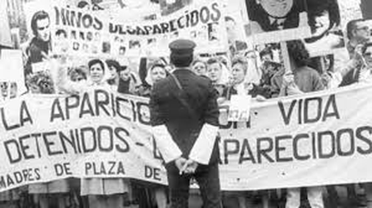 Entre 1974 y 1975, el país ingresó en una espiral de enfrentamientos. “Se consolidó un clima de violencia entre el peronismo ortodoxo y las organizaciones revolucionarias. Hubo más de 1500 víctimas”, detalla el historiador. Entre 1974 y 1975, el país ingresó en una espiral de enfrentamientos. “Se consolidó un clima de violencia entre el peronismo ortodoxo y las organizaciones revolucionarias. Hubo más de 1500 víctimas”, detalla el historiador.