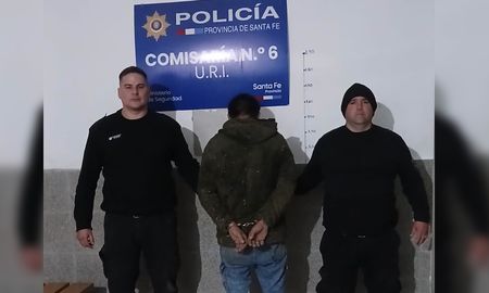 El hombre de 29 años fue detenido en barrio Los Hornos y quedó a disposición de la Justicia por una causa de tentativa de homicidio. El hombre de 29 años fue detenido en barrio Los Hornos y quedó a disposición de la Justicia por una causa de tentativa de homicidio.