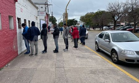 Hinchas del Club Atlético Unión siguen comprando sus entradas para el partido de este jueves ante Fluminense, por la Conmebol Sudamericana. Hinchas del Club Atlético Unión siguen comprando sus entradas para el partido de este jueves ante Fluminense, por la Conmebol Sudamericana.