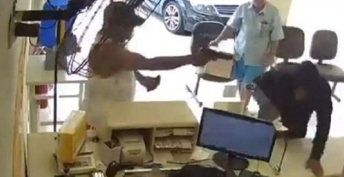 Video: un cliente le acribilló la cara a tiros a un ladrón armado