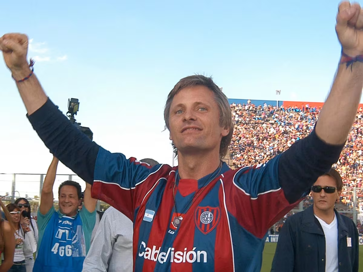 Viggo Mortensen participó en una campaña viral vistiendo la camiseta de San Lorenzo