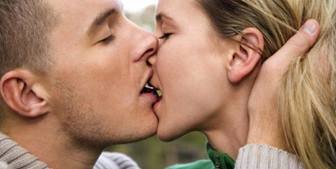 ¿Qué significa que tu pareja te muerda el labio cuando te besa?
