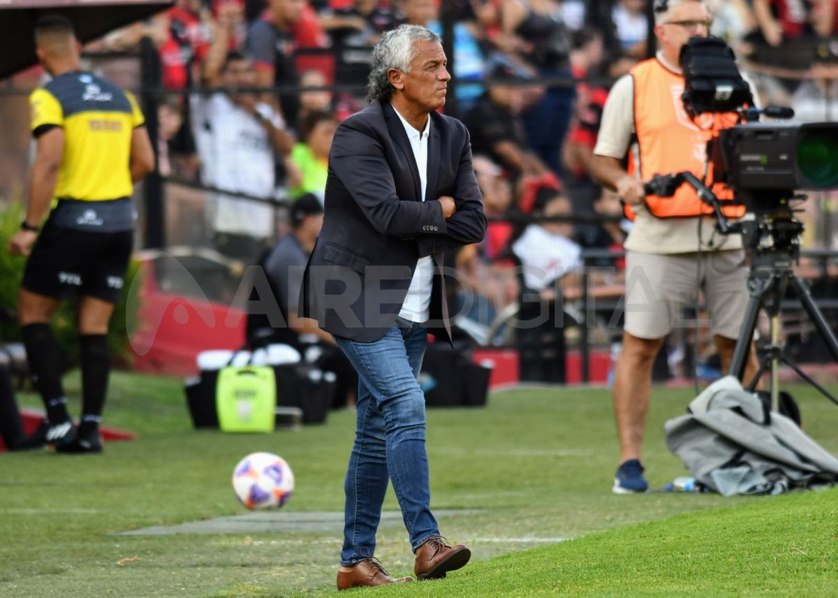 Pipo Gorosito analiza modificar la línea de cinco en Colón para recibir el lunes a Newell's.