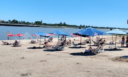 La Costanera Este de la ciudad de Santa Fe, a pleno sol. La Costanera Este de la ciudad de Santa Fe, a pleno sol.