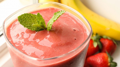 Cómo hacer licuado de banana y frutilla: la receta fácil, rica y económica