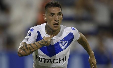 Vélez le compró el 40% del pase de Ricardo Centurión a Racing por 2.500.000 de dólares. Vélez le compró el 40% del pase de Ricardo Centurión a Racing por 2.500.000 de dólares.