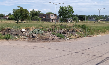 Montículos de tierra y basura amontonada en calles de Nueva Esperanza forman parte de las postales habituales para los vecinos. Montículos de tierra y basura amontonada en calles de Nueva Esperanza forman parte de las postales habituales para los vecinos.