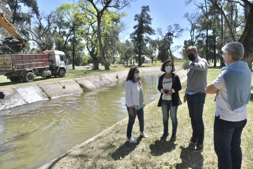 El intendente Emilio Jatón estuvo en el Parque Garay mientras se realizaba la limpieza.