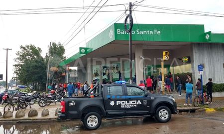 Un móvil policial debió detenerse ante la cola en un cajero y pedirle a la gente que mantenga la distancia necesaria de más de un metro entre cada persona. Un móvil policial debió detenerse ante la cola en un cajero y pedirle a la gente que mantenga la distancia necesaria de más de un metro entre cada persona.