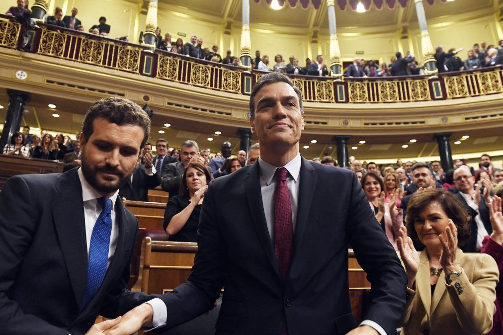 El Gobierno saliente de Sánchez es una inestable alianza entre su partido sociademócrata PSOE y el de izquierda Podemos. El Gobierno saliente de Sánchez es una inestable alianza entre su partido sociademócrata PSOE y el de izquierda Podemos.