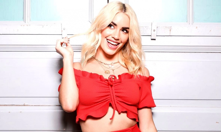 Lali Espósito a los besos con uno de sus compañeros de Sky Rojo Lali Espósito a los besos con uno de sus compañeros de Sky Rojo
