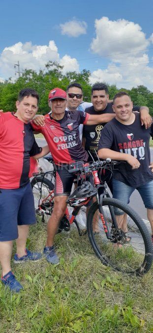 Hinchas de Col&oacute;n en camino a Asunci&oacute;n