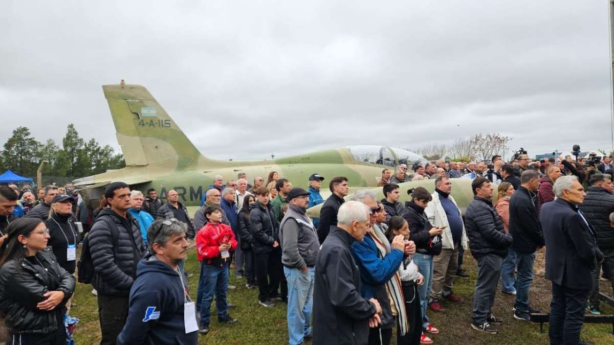 El avión de Malvinas repatriado por Owen Crippa, en Sunchales. El avión de Malvinas repatriado por Owen Crippa, en Sunchales.