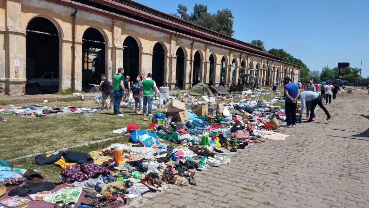 Las personas asisten al trueque en la Estación Mitre con barbijo, respetando los protocolos.
