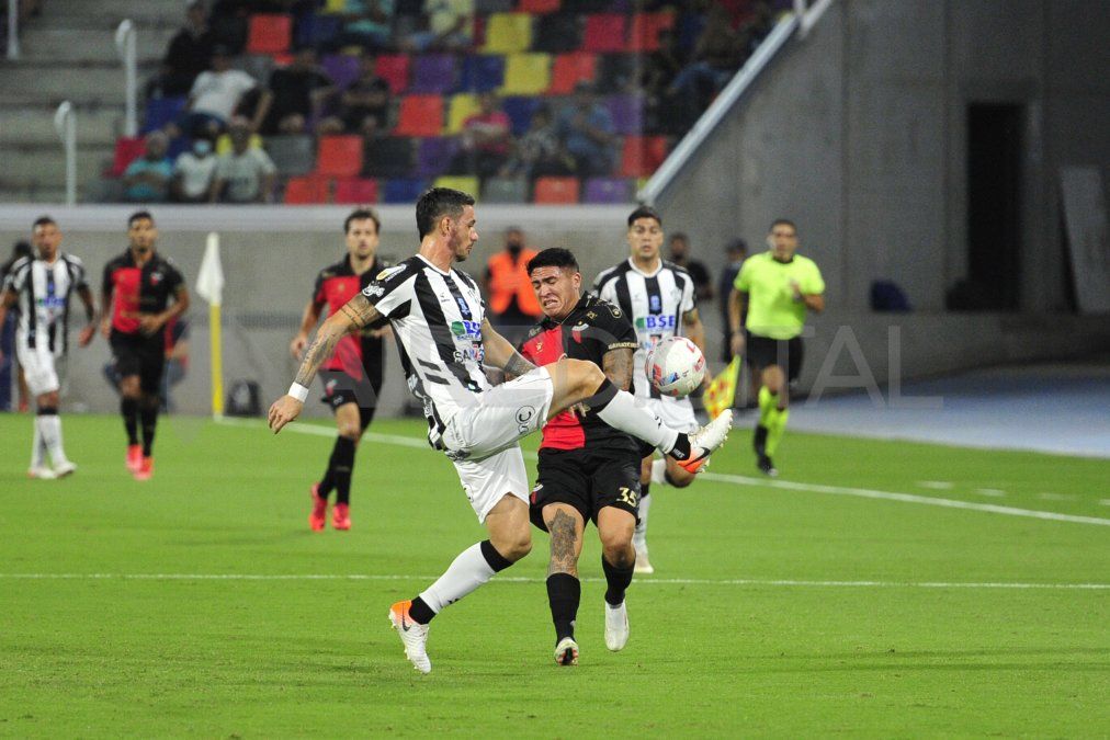 Como contra Boca Juniors, Facundo Farías tuvo que correr al lateral rival y ayudar al equipo en la marca.